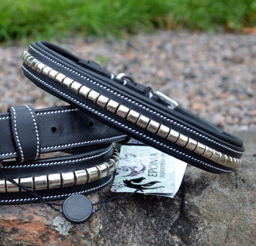 Premium dog collar in natural tanned leather